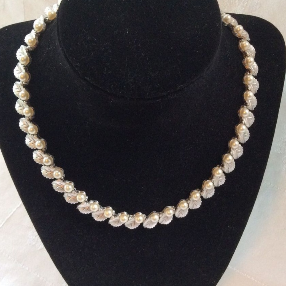 Vintage Crown Trifari 1960s  Silver/Pearl Necklace